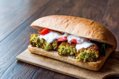 Nohut Falafel sandviç domates ve sos ile