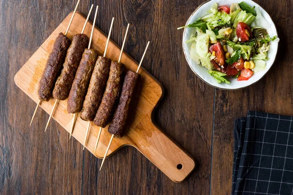 Balkan Cevapcici Kofta / Kofta met houten spiesen en salade — Stockfoto