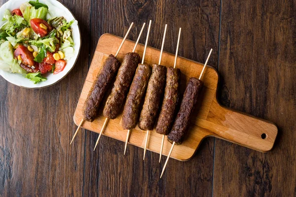 Balkan Cevapcici Kofta / Kofta met houten spiesen en salade — Stockfoto