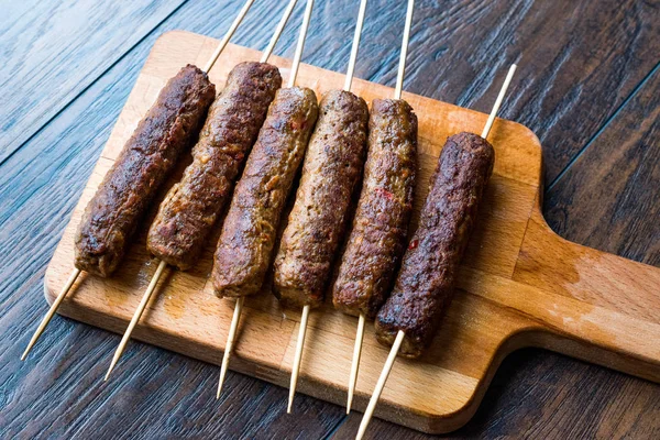 Balkan Cevapcici köfte / köfte ile ahşap şişleri — Stok fotoğraf