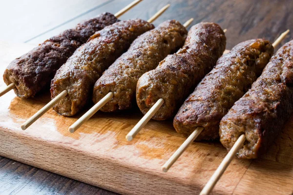 Balkan Cevapcici Kofta / Kofta dengan Wooden Skewers — Stok Foto