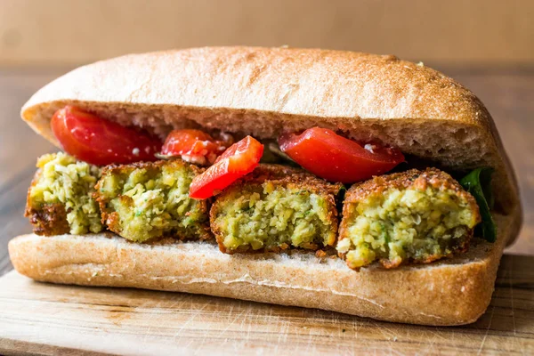 Chickpea Falafel Sandwich with Tomatoes and Sauce — Stock Photo, Image