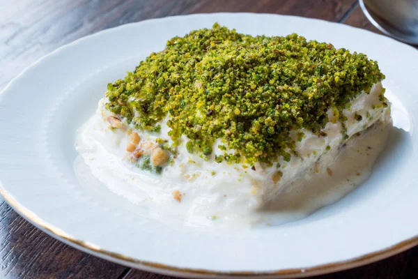 Turecké mléko dezert Sutlava s Gullac a mléčné výrobky Baklava těsta. — Stock fotografie