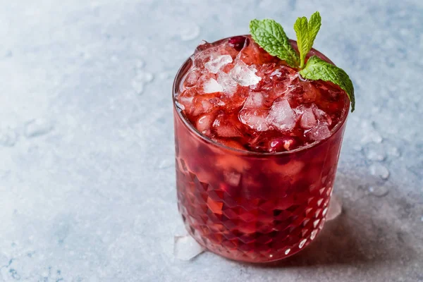 Pomegranate Cocktail with Mint Leaves and Crushed Ice. — Stock Photo, Image