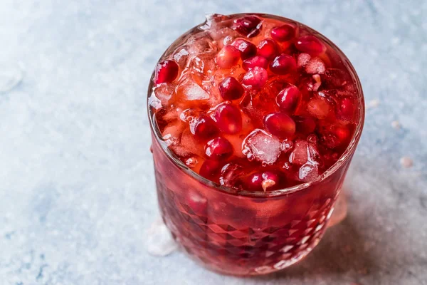 Pomegranate Cocktail with Mint Leaves and Crushed Ice. — Stock Photo, Image