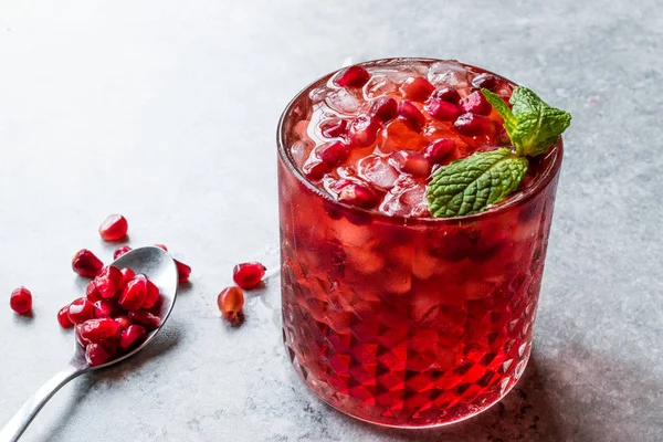 Pomegranate Cocktail with Mint Leaves and Crushed Ice. — Stock Photo, Image