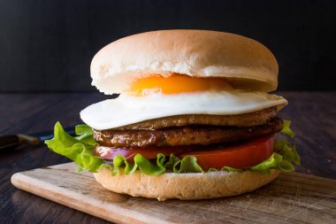 Yumurta, marul ve domates ile çift ev yapımı Hamburger.