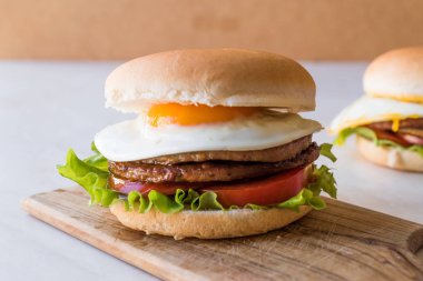 Yumurta, marul ve domates ile çift ev yapımı Hamburger.