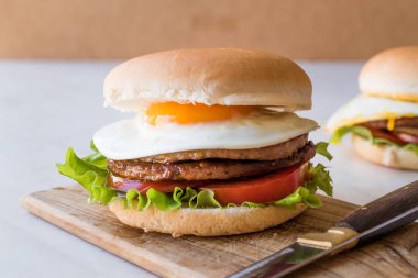 Yumurta, marul ve domates ile çift ev yapımı Hamburger.