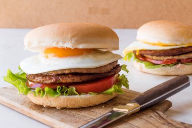 Yumurta, marul ve domates ile çift ev yapımı Hamburger.