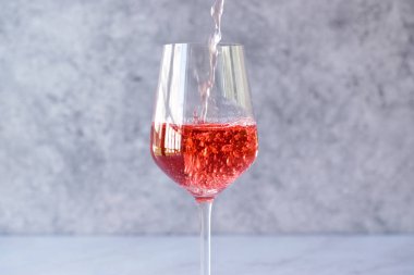 Pembe Gül Blush şarap cam için dökme