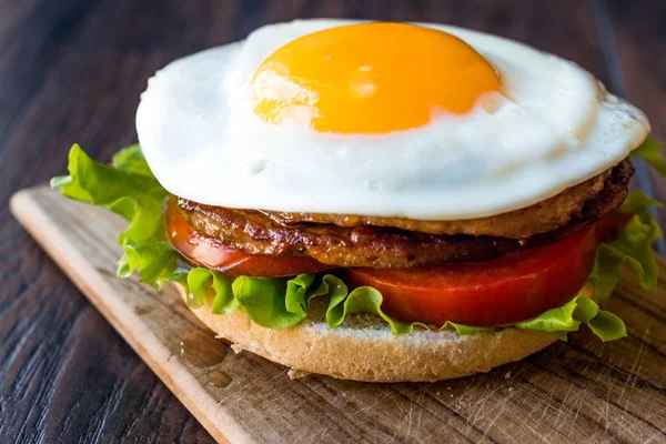 Домашний двойной гамбургер с яйцом, салатом и помидорами . — стоковое фото