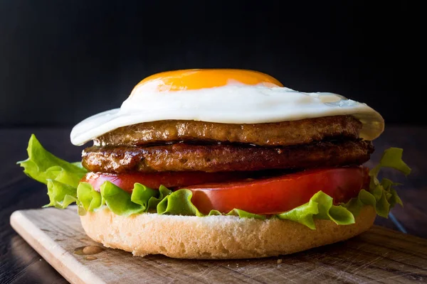 Hausgemachter Doppel-Hamburger mit Ei, Salat und Tomaten. — Stockfoto