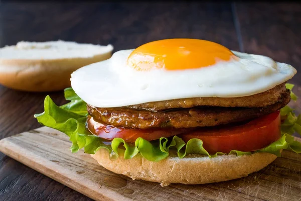 Domowych hamburgerów dwuosobowym z jaj, sałata i pomidory. — Zdjęcie stockowe