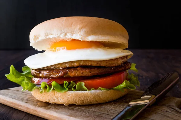 Hausgemachter Doppel-Hamburger mit Ei, Salat und Tomaten. — Stockfoto