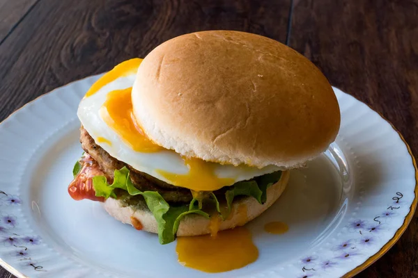 Hausgemachter Doppel-Hamburger mit Ei, Salat und Tomaten. — Stockfoto