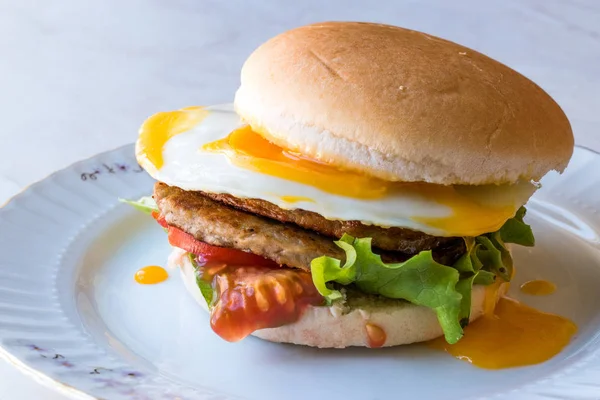 Hausgemachter Doppel-Hamburger mit Ei, Salat und Tomaten. — Stockfoto