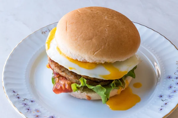 Hausgemachter Doppel-Hamburger mit Ei, Salat und Tomaten. — Stockfoto