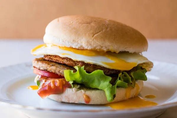 Homemade Double Hamburger with Egg, Lettuce and Tomatoes. — Stock Photo, Image