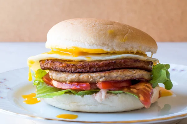 Hausgemachter Doppel-Hamburger mit Ei, Salat und Tomaten. — Stockfoto