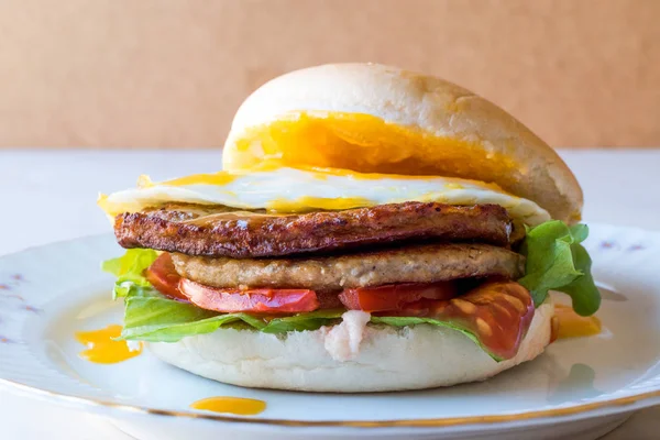 自制双汉堡包配鸡蛋、生菜和西红柿. — 图库照片