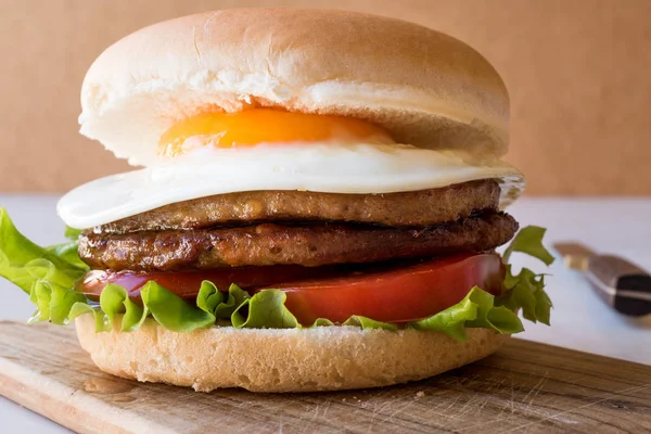 Domowych hamburgerów dwuosobowym z jaj, sałata i pomidory. — Zdjęcie stockowe