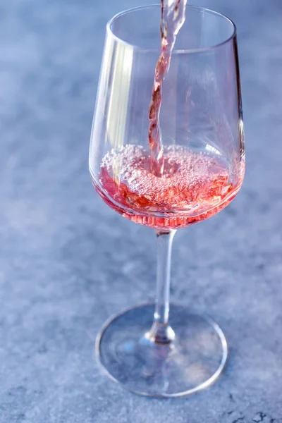Розово-розовое вино на стекло — стоковое фото