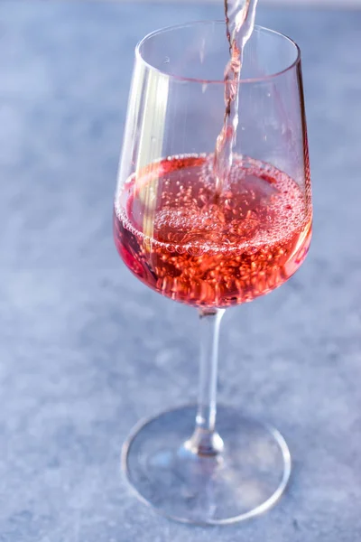 Derramando rosa rosa Blush vinho ao vidro — Fotografia de Stock