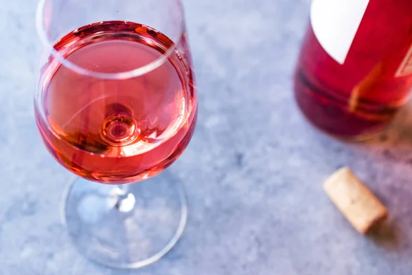 Rosa Rosa Blush vinho em vidro — Fotografia de Stock