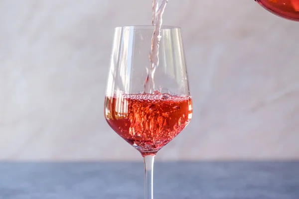 Derramando rosa rosa Blush vinho ao vidro — Fotografia de Stock