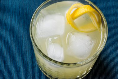 New Yorker kokteyl limon kabuğu ve buz ile.