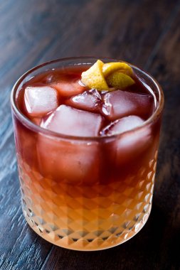 New Yorker kokteyl limon kabuğu ve buz ile.