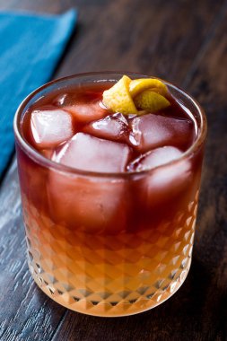 New Yorker kokteyl limon kabuğu ve buz ile.