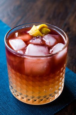 New Yorker kokteyl limon kabuğu ve buz ile.