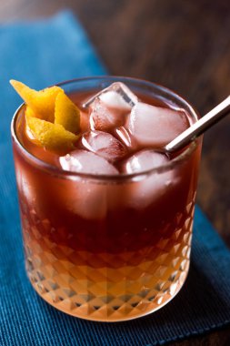 New Yorker kokteyl limon kabuğu ve buz ile.