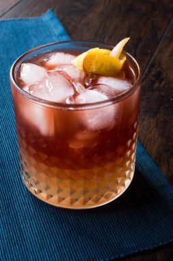 New Yorker kokteyl limon kabuğu ve buz ile.