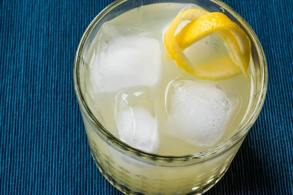 Cóctel New Yorker con cáscara de limón y hielo . —  Fotos de Stock