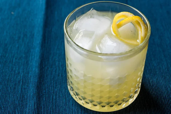 Cocktail newyorkese con buccia di limone e ghiaccio . — Foto Stock