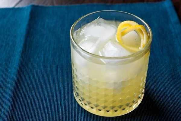 New Yorker Cocktail with Lemon Peel and Ice. — Stock Photo, Image