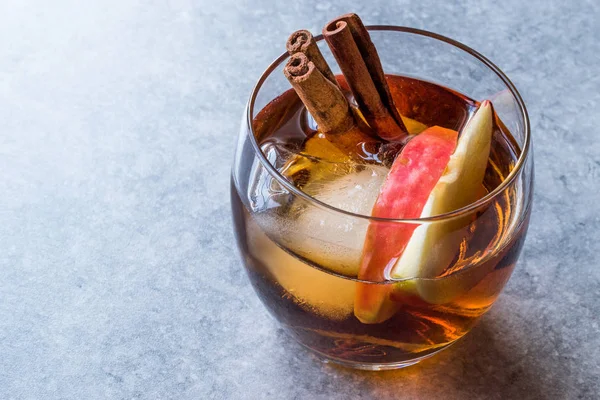 Apple Cider Cocktail whisky z cynamonu, lodu i plasterki jabłka — Zdjęcie stockowe
