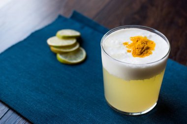 Baharatlı Pisco ekşi kokteyl limon suyu, yumurta akı ve Perulu üzüm alkopop ile yapılan. 