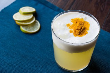Baharatlı Pisco ekşi kokteyl limon suyu, yumurta akı ve Perulu üzüm alkopop ile yapılan. 