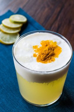 Baharatlı Pisco ekşi kokteyl limon suyu, yumurta akı ve Perulu üzüm alkopop ile yapılan. 