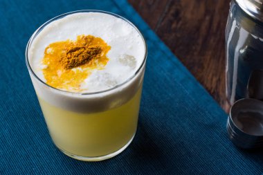 Baharatlı Pisco ekşi kokteyl limon suyu, yumurta akı ve Perulu üzüm alkopop ile yapılan. 