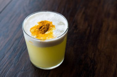 Baharatlı Pisco ekşi kokteyl limon suyu, yumurta akı ve Perulu üzüm alkopop ile yapılan. 