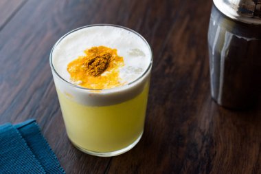 Baharatlı Pisco ekşi kokteyl limon suyu, yumurta akı ve Perulu üzüm alkopop ile yapılan. 
