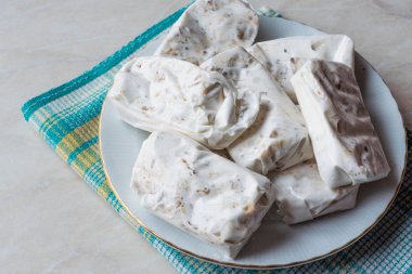 Türk helvası Sakiz Helvasi / sakız cevizli helva.