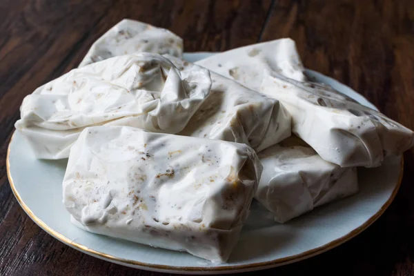 Helva Sakiz Helvasi / Goma Halva turca com noz . — Fotografia de Stock