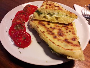 Türk Bazlama Tost / tost Sandwich Pesto sos ve kiraz domates ile.