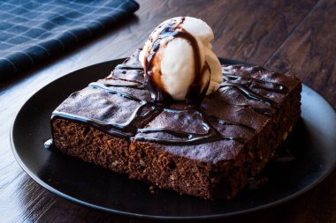 Dondurma ve fındık tozu ile çikolatalı kek.